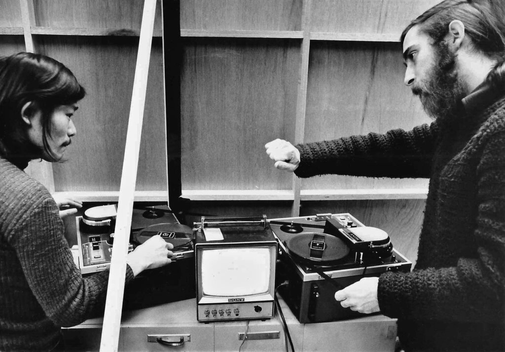 En 1971, Michael aide à organiser la première exposition vidéo au Japon. Yuzo Tateishi, Video Journal